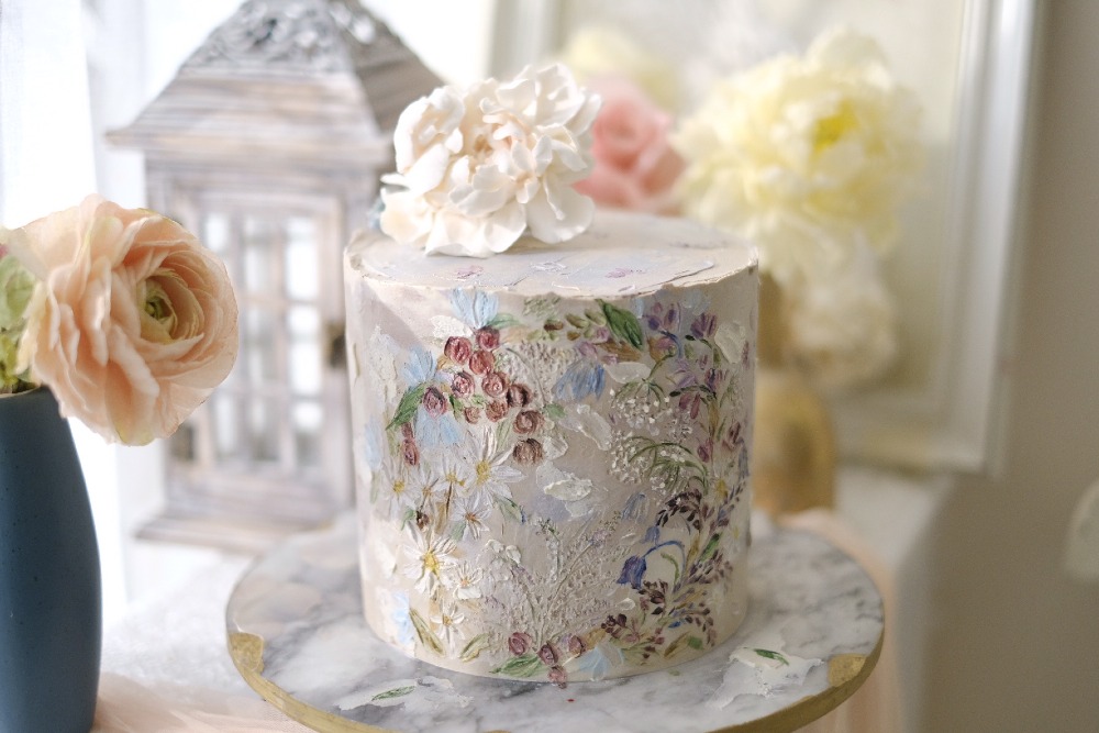 Premium Photo | White cream cake decorated with buttercream flowers